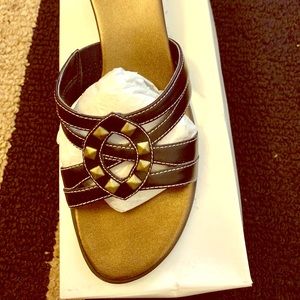 Units- Women’s sandals